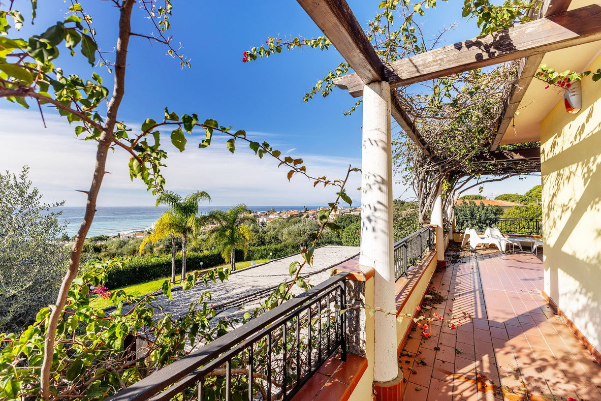 Villa unifamiliare via Tredoliche, widok z tarasu